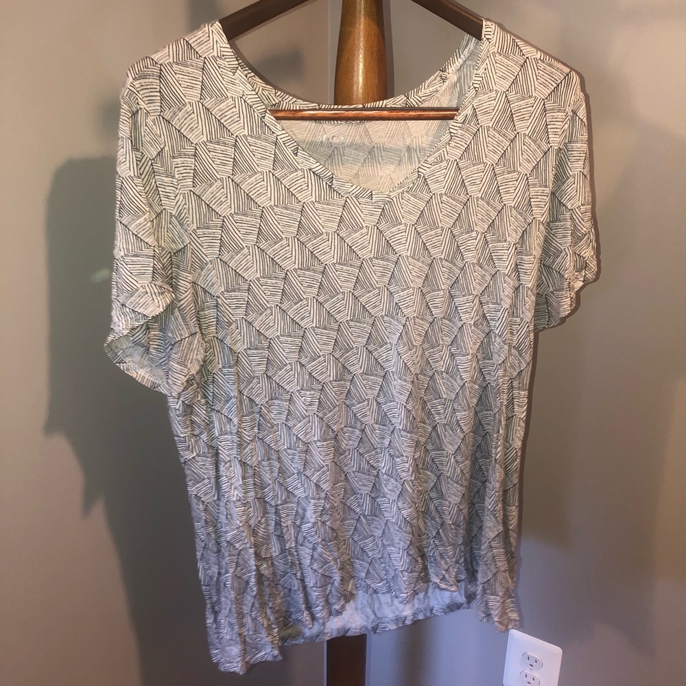 Black and white v-neck t shirt